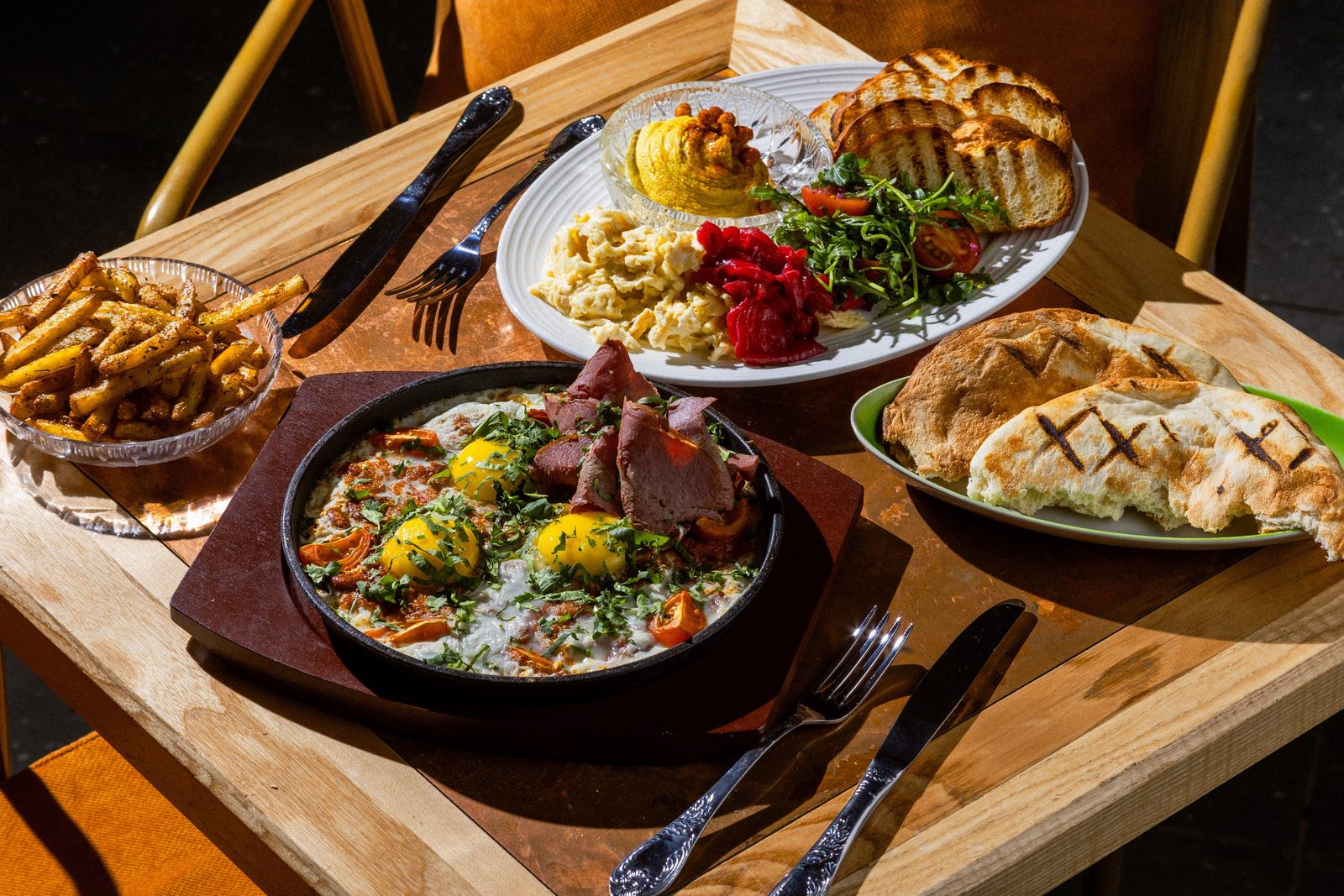 Стол с мясом и закусками в Pastrama Mama